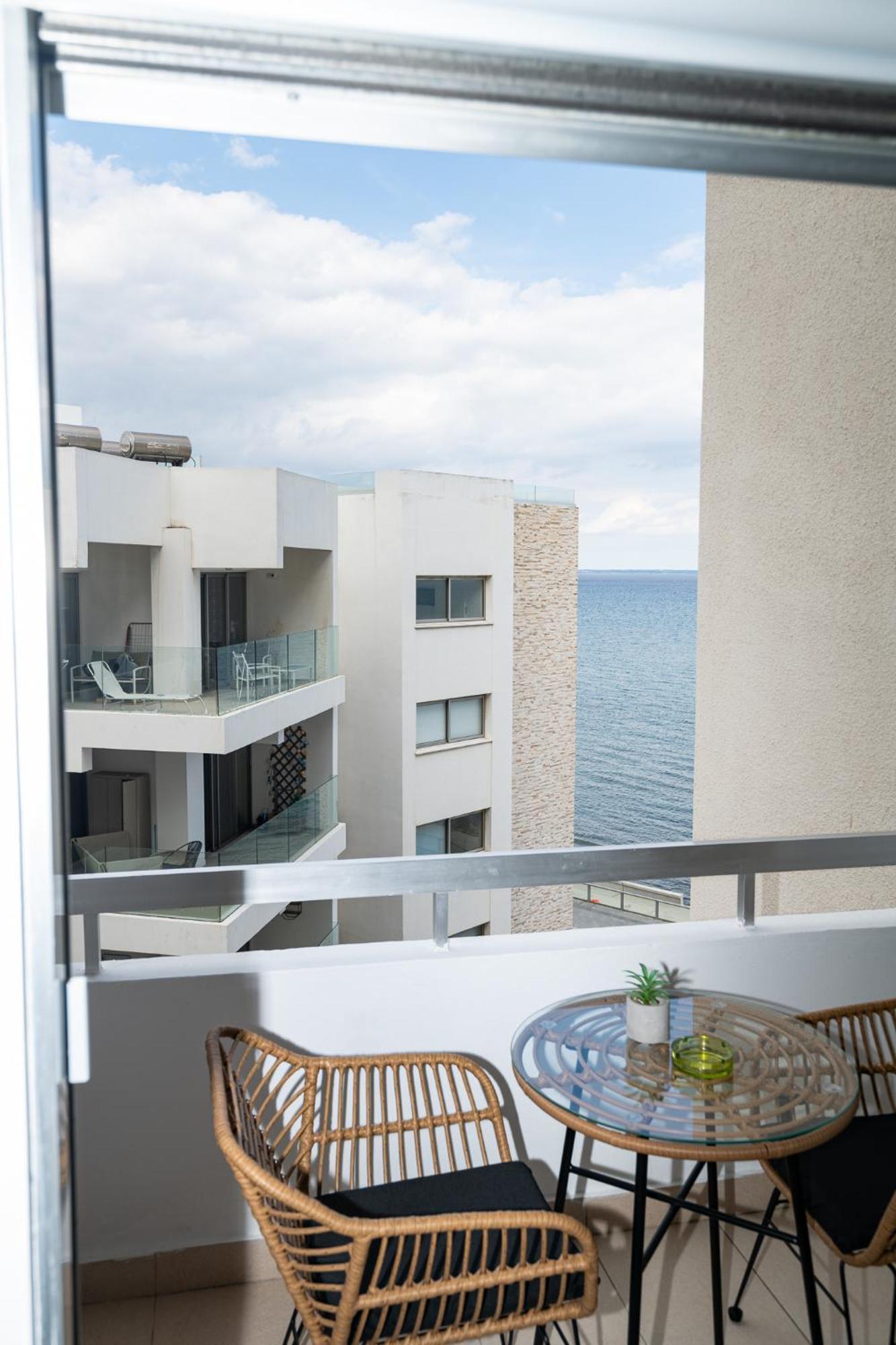 Lazuli Beach & Pool Apartment 501 Larnaca Bagian luar foto